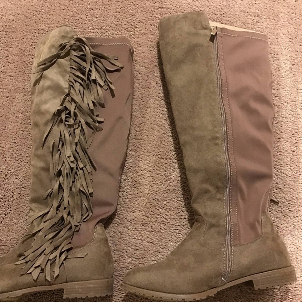 Women’s fringe boots with zipper